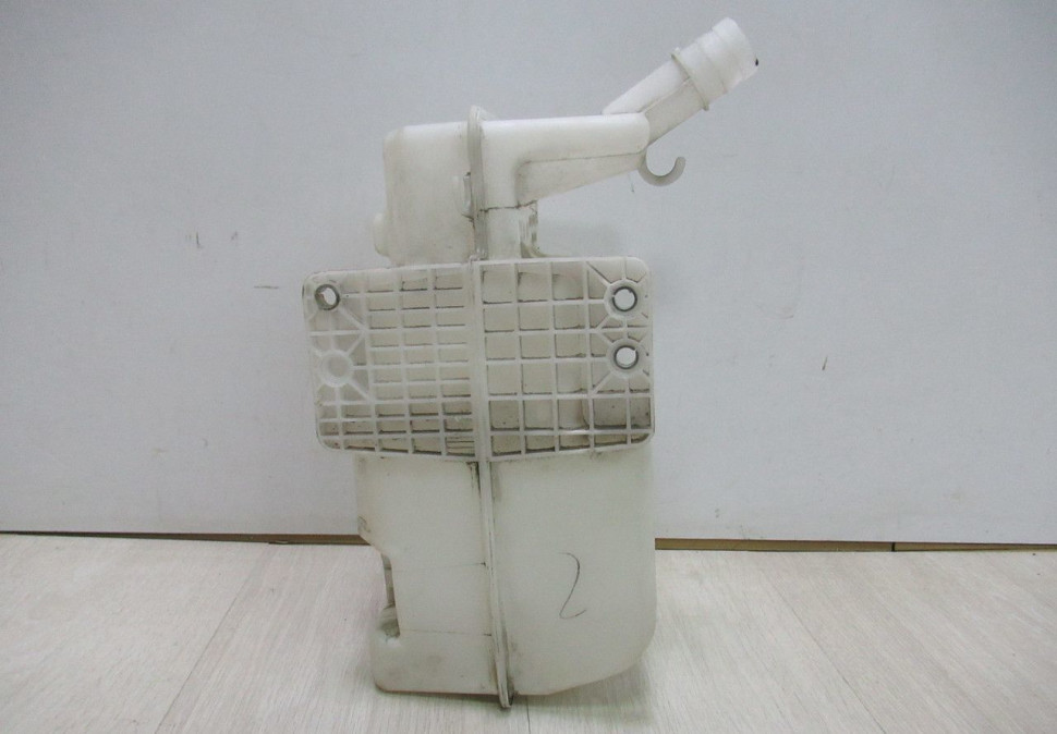 Бачок омывателя Volkswagen Jetta 6 oem 5c6955453Q (мал.трещина) Бачок омывателя Volkswagen Jetta 6 oem 5c6955453Q (мал.трещина)