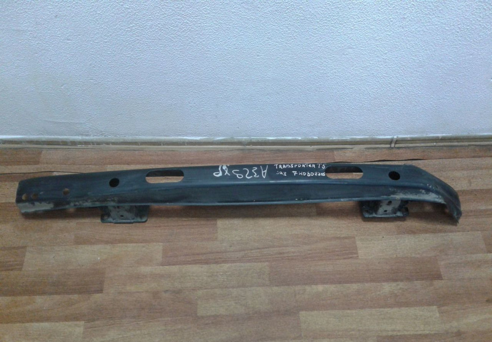 Усилитель заднего бампера Volkswagen Transporter T5 (вмятина) oem 7H0807305
