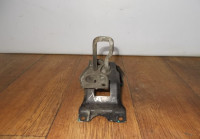 Крюк капота правый бу BMW X5 F15 OEM 51237325992