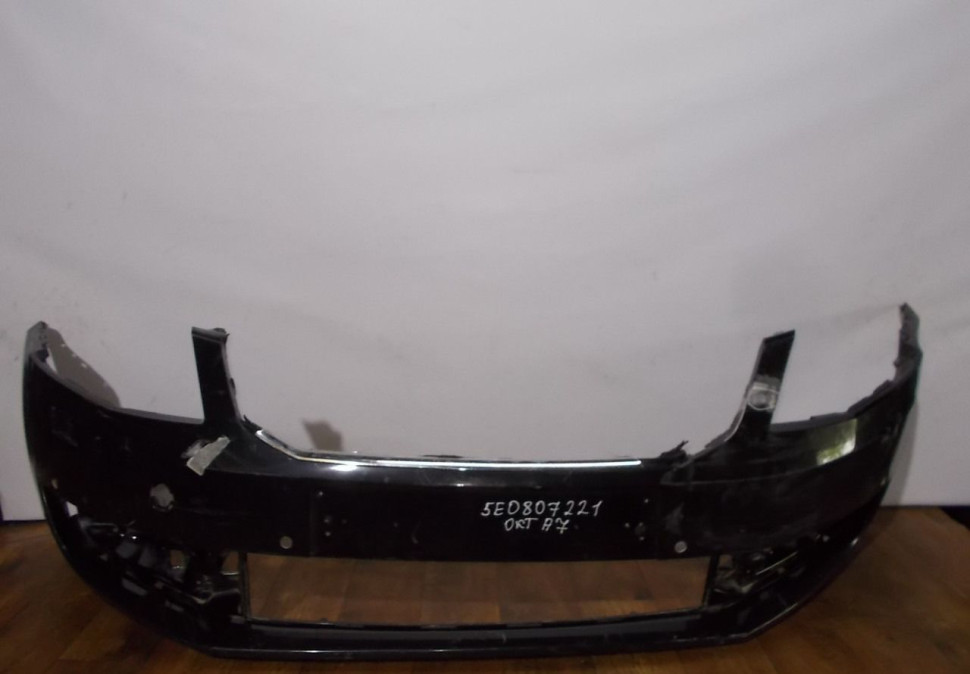Бампер передний бу Skoda Octavia A7 OEM 5E0807221 (скл-5)