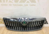 Решетка радиатора бу Skoda Octavia A5 OEM 1Z0853651C