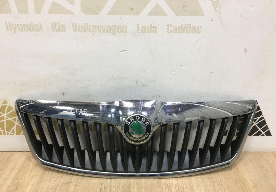 Решетка радиатора бу Skoda Octavia A5 OEM 1Z0853651C