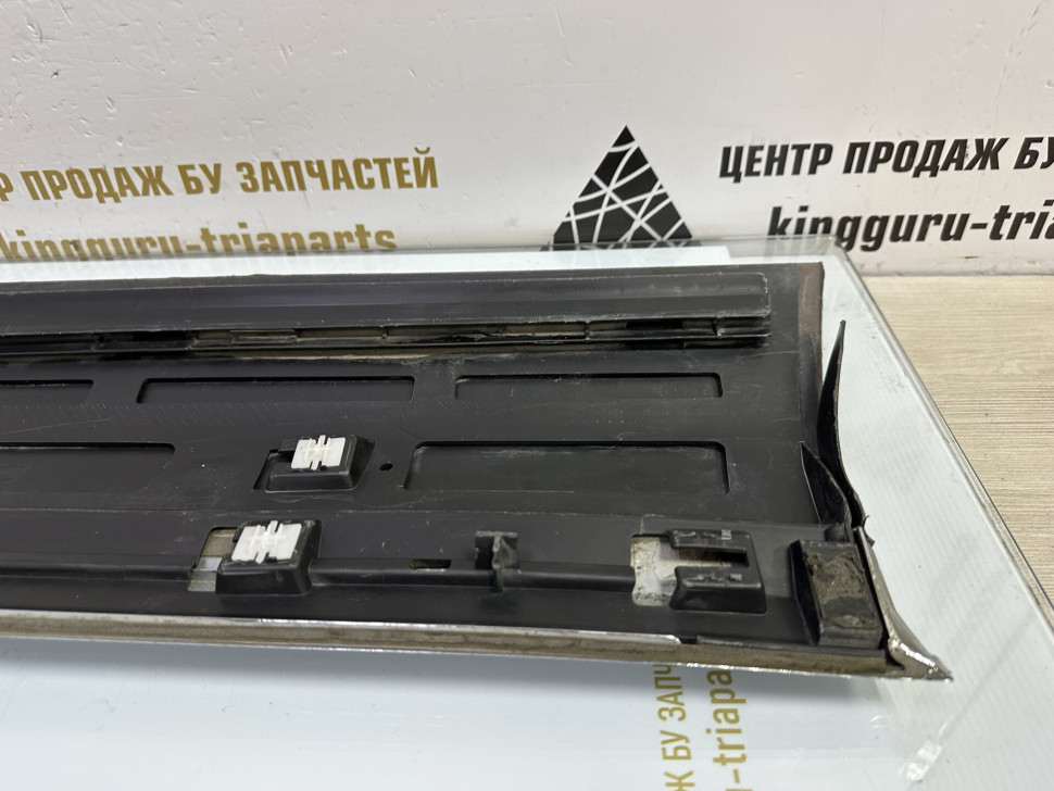 Молдинг двери передний левый Volkswagen Touareg NF oem 7p6854939m