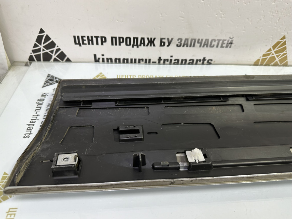 Молдинг двери передний левый Volkswagen Touareg NF oem 7p6854939m