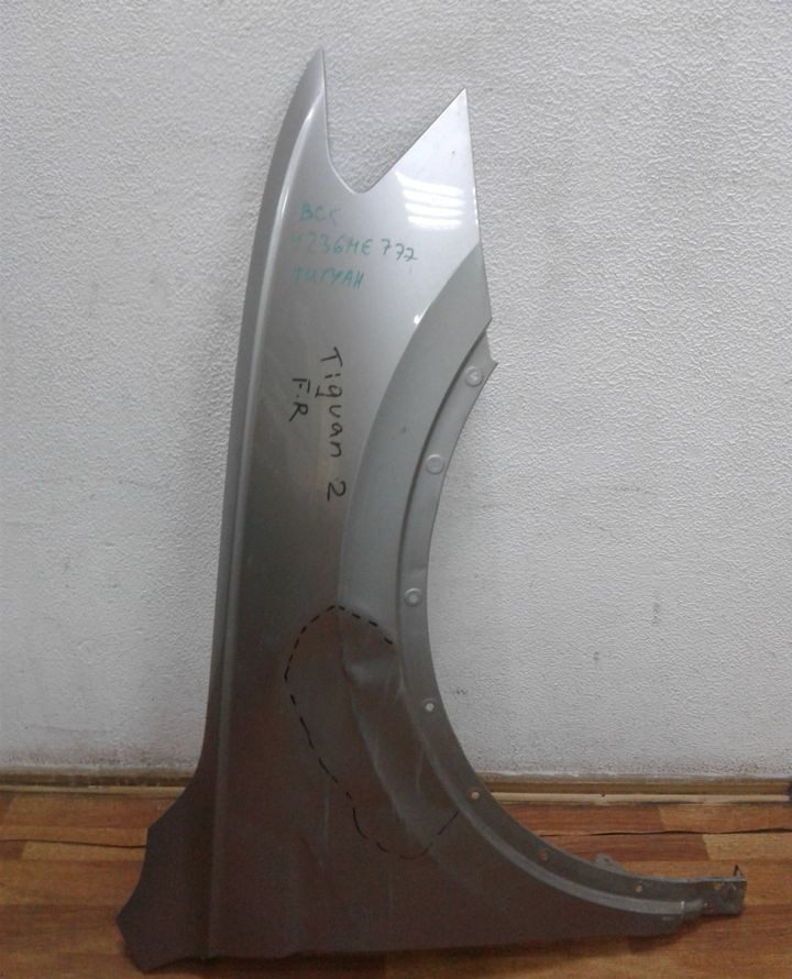 Крыло переднее правое Volkswagen Tiguan 2 oem 5NA821106 (вмятина)