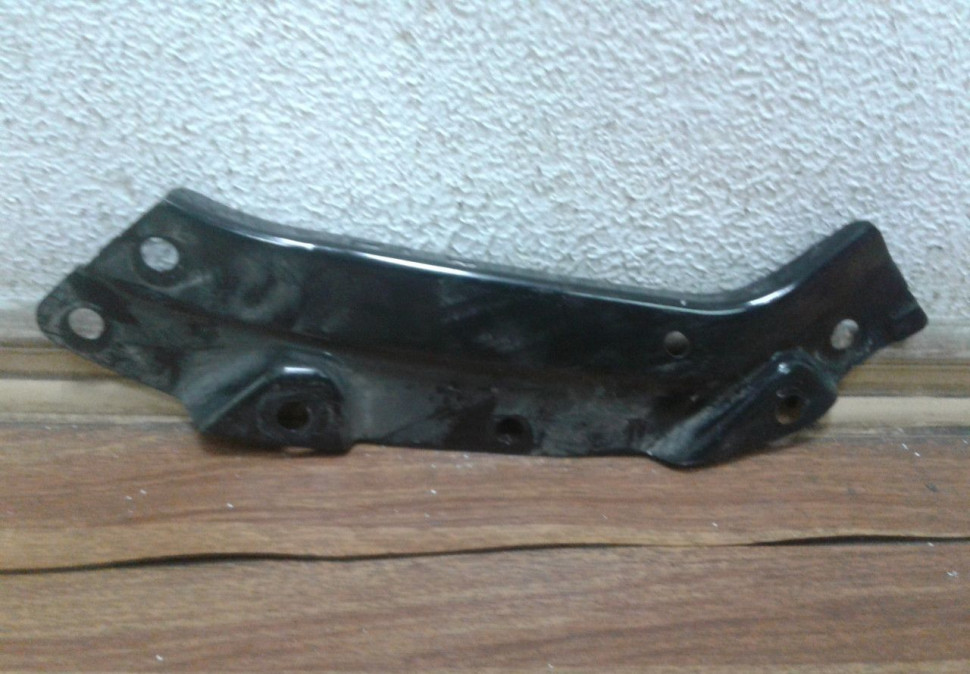 Кронштейн фары левый Volkswagen Polo oem 6r0805931a Кронштейн фары левый Volkswagen Polo oem 6r0805931a