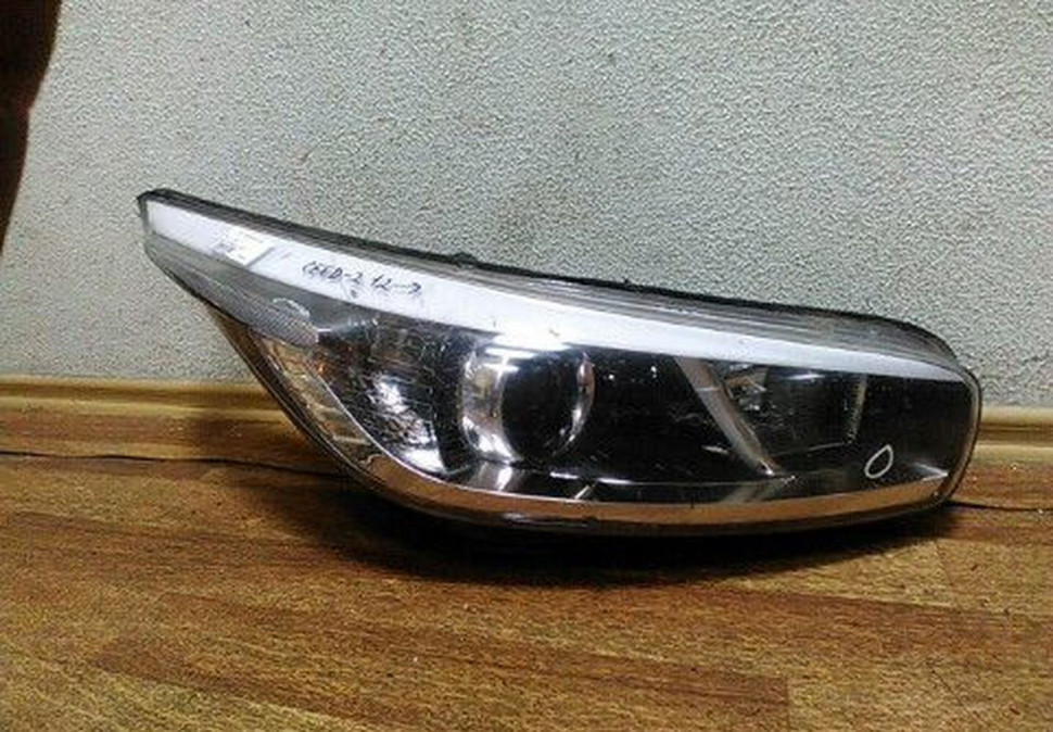 Фара правая Kia Ceed 2 (12>) сломано два крепления галоген oem 92102a2010