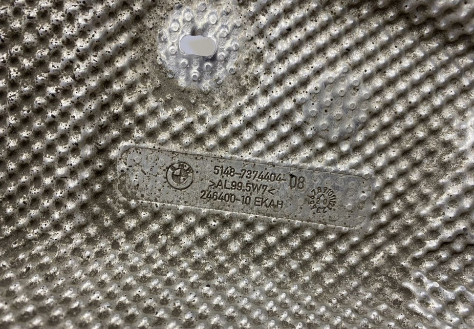 Теплоизоляция глушителя BMW X1 F48 OEM 51487374404 Теплоизоляция глушителя BMW X1 F48 OEM 51487374404