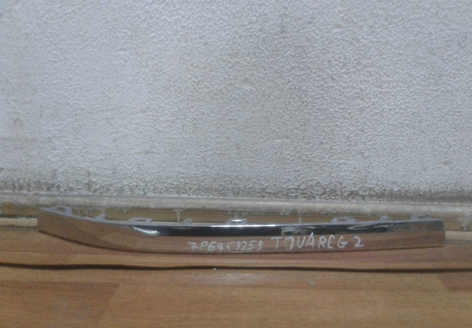 Молдинг бампера передний левый Volkswagen Touareg 2 oem 7p6853253