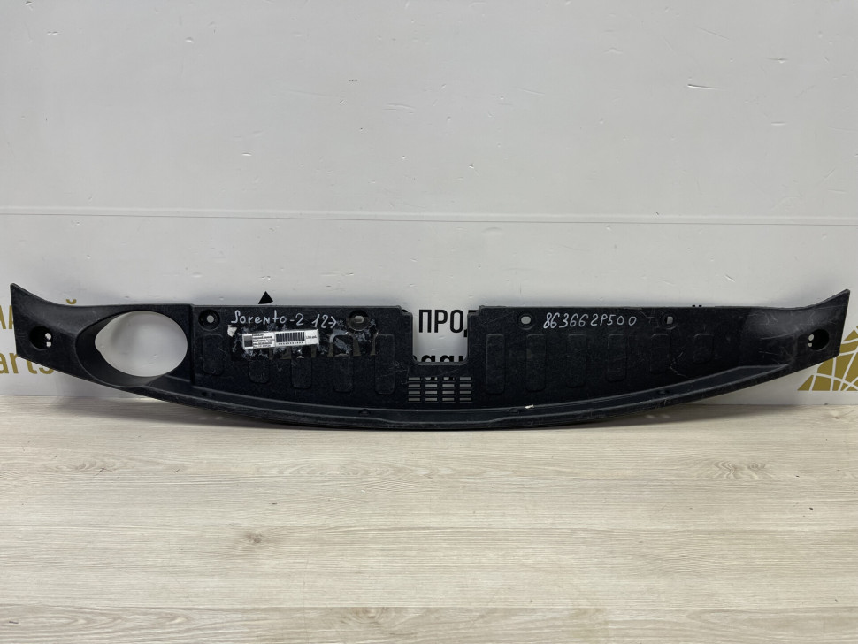 Накладка передней панели Kia Sorento 2 (12>) oem 863662p500