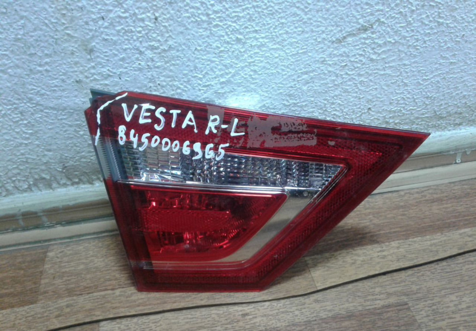 Фонарь левый внутренний Lada Vesta (скол) oem 8450006965 (скл-3)