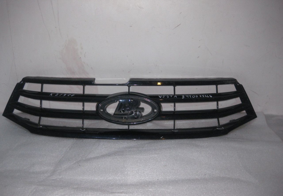 Решетка радиатора Lada Vesta (трещины) oem 8450008666 (скл-3)