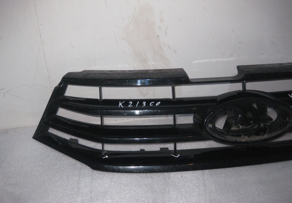 Решетка радиатора Lada Vesta (трещины) oem 8450008666 (скл-3)