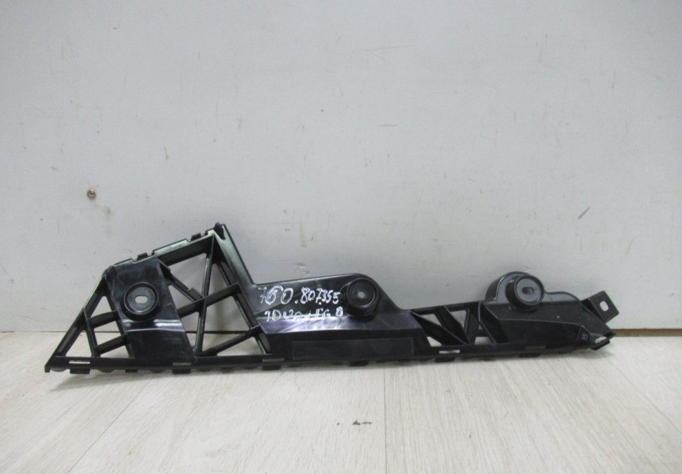 Кронштейн заднего бампера левый Volkswagen Touareg  3 oem 760807355