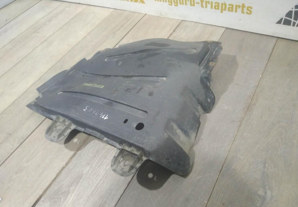 Защита днища задняя правая бу Skoda Superb 3 OEM 3V0825205A