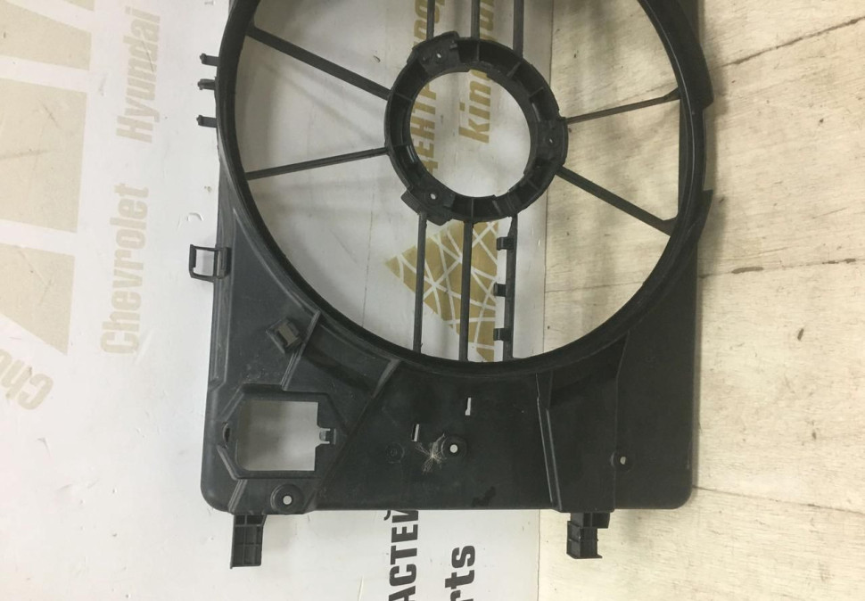 Диффузор вентилятора Chevrolet Cruze 2009-2015 oem 13267633