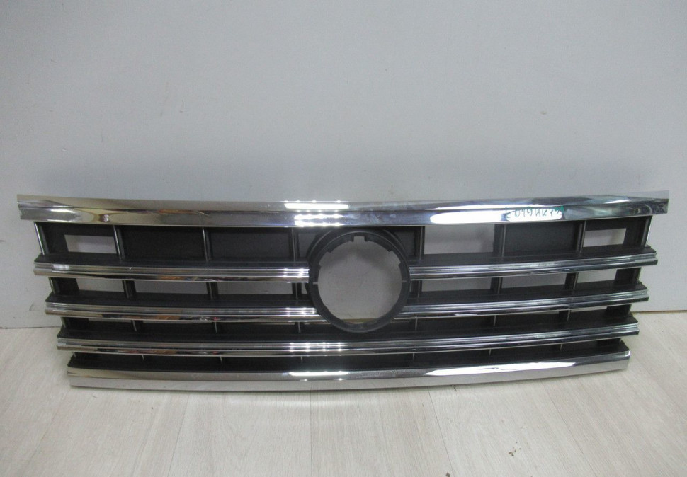 Решетка радиатора Volkswagen Touareg 3 oem 760853653e (в хорошем состоянии)