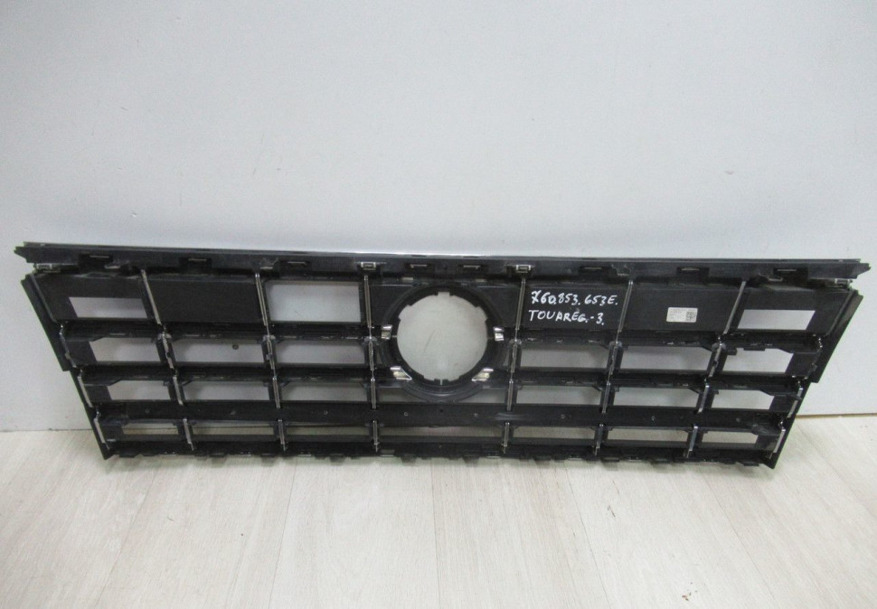 Решетка радиатора Volkswagen Touareg 3 oem 760853653e (в хорошем состоянии) Решетка радиатора Volkswagen Touareg 3 oem 760853653e (в хорошем состоянии)