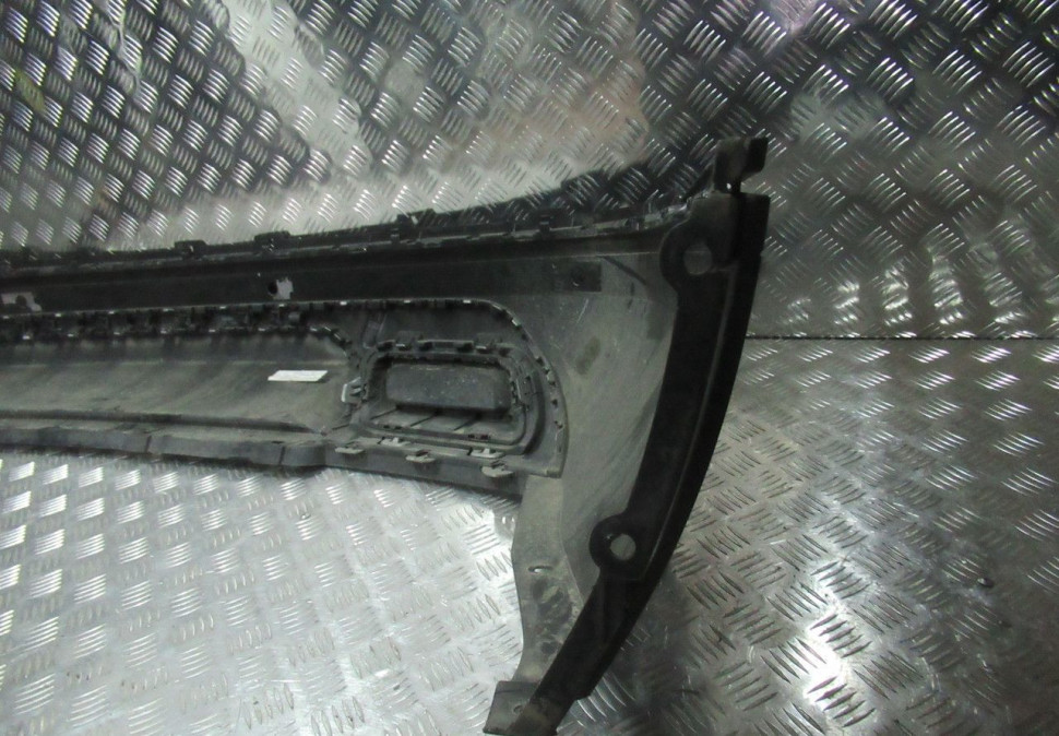 Спойлер заднего бампера Volkswagen Teramont oem 3cn807521