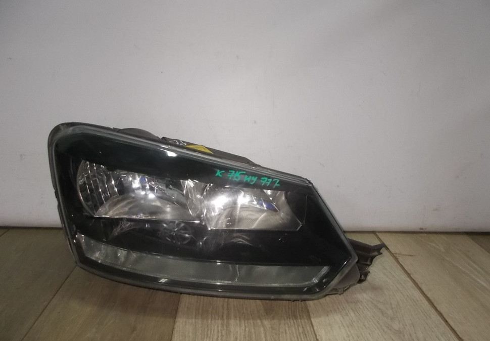 Фара правая бу Skoda Yeti OEM 5L1941016D