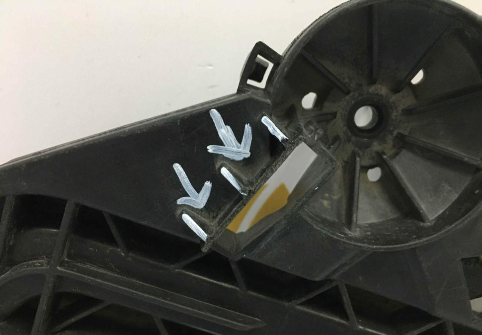 Кронштейн фары левый Skoda Octavia А5 2004 OEM 1Z0941463