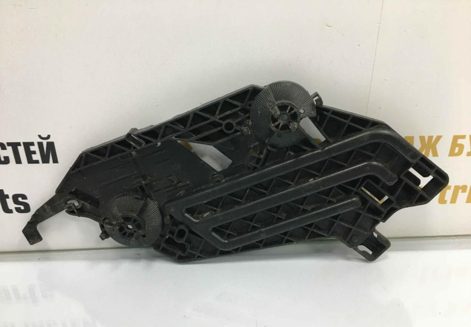 Кронштейн фары левый Skoda Octavia А5 2004 OEM 1Z0941463