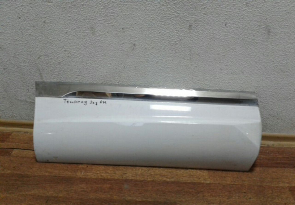 Молдинг двери задний правый Volkswagen Touareg NF