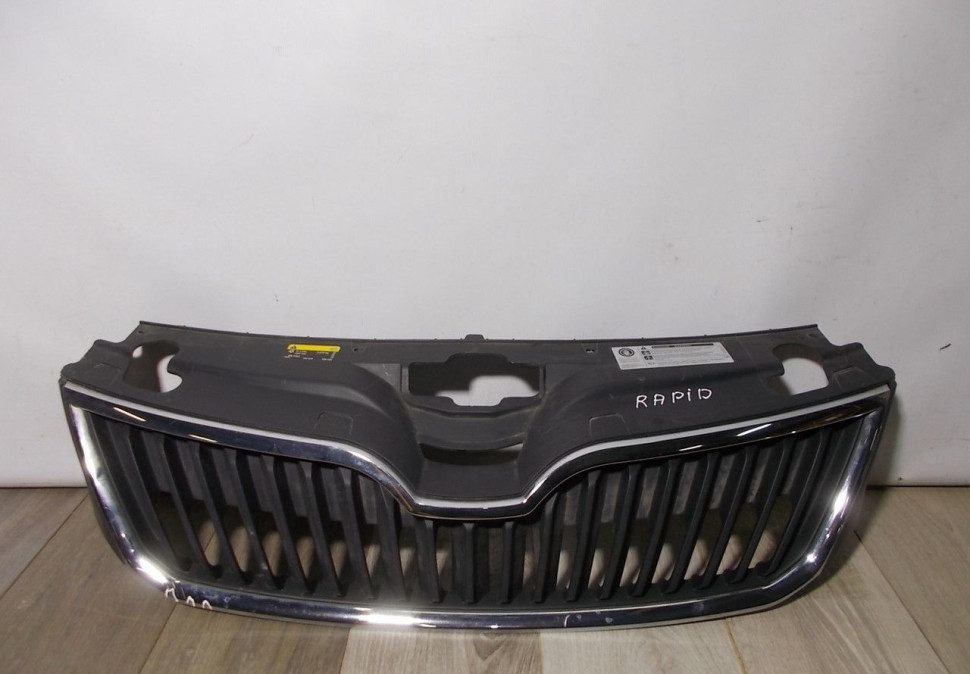 Решетка радиатора бу Skoda Rapid OEM 5JA853668