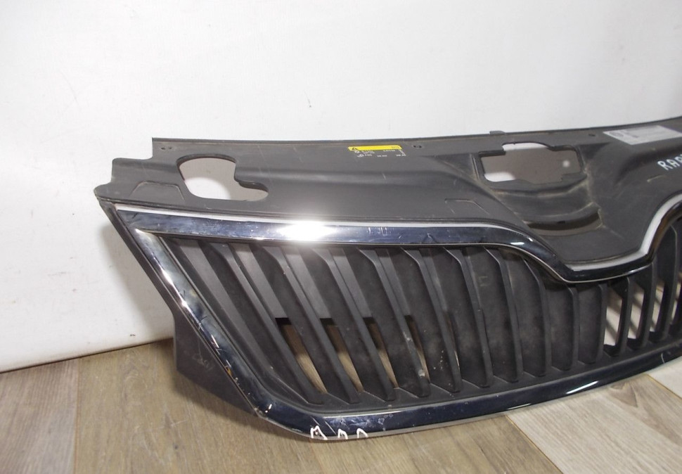 Решетка радиатора бу Skoda Rapid OEM 5JA853668 Решетка радиатора бу Skoda Rapid OEM 5JA853668