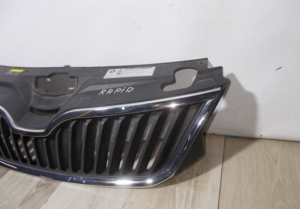 Решетка радиатора бу Skoda Rapid OEM 5JA853668 Решетка радиатора бу Skoda Rapid OEM 5JA853668