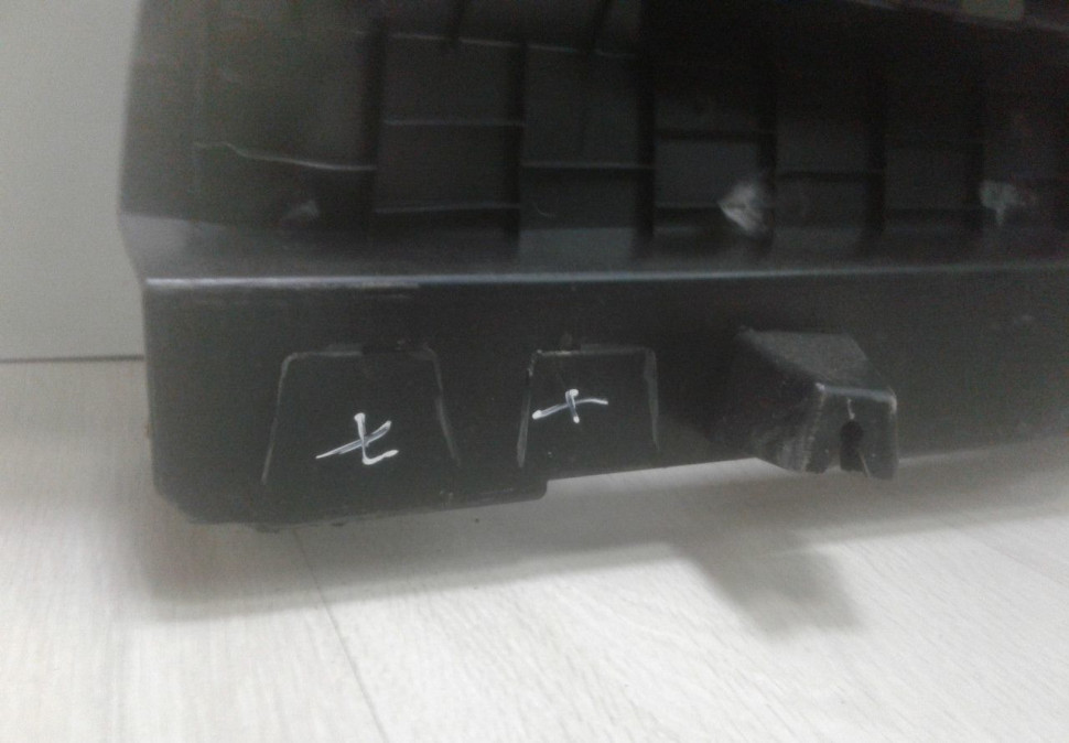 Обшивка багажника правая Lada X-ray oem 849500095r (слом.3. направляющие ) (скл-3) Обшивка багажника правая Lada X-ray oem 849500095r (слом.3. направляющие ) (скл-3)