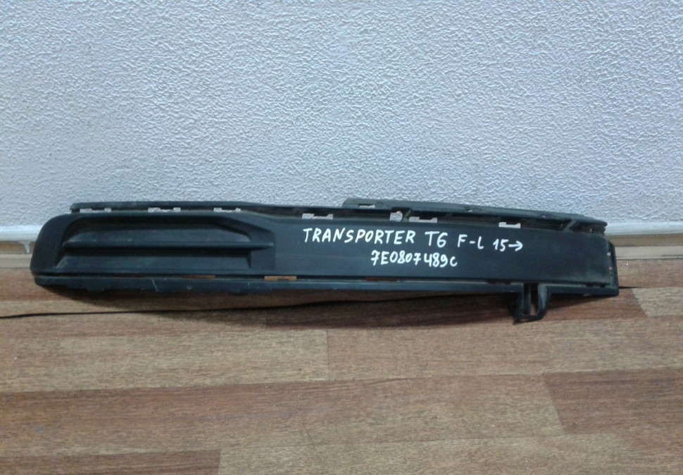 Заглушка бампера левая Volkswagen Transporter T6 (15>) oem 7E0807489C