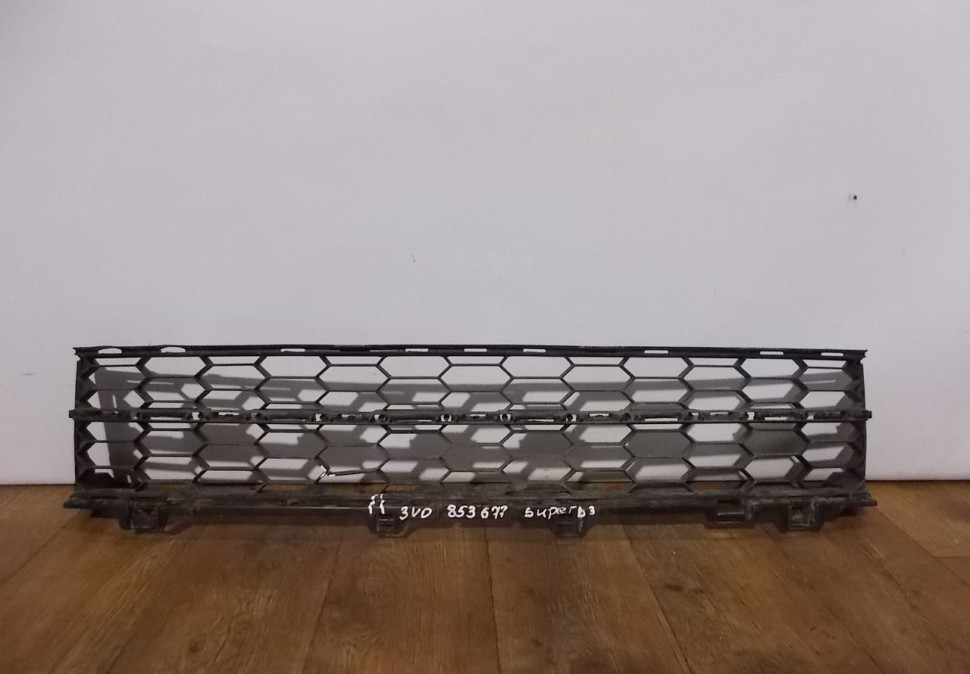 Решетка бампера бу Skoda Superb 3 OEM 3V0853677