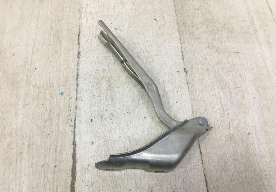 Петля капота левая Skoda Rapid OEM 5JA823301A