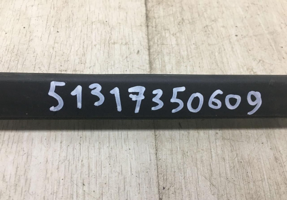 Молдинг лобового стекла левый BMW X1 F48 OEM 51317350609