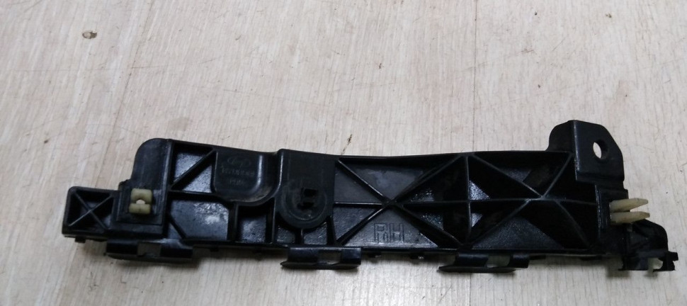 Кронштейн переднего бампера правый Hyundai IX35 10-15 oem 865142Y000 Кронштейн переднего бампера правый Hyundai IX35 10-15 oem 865142Y000