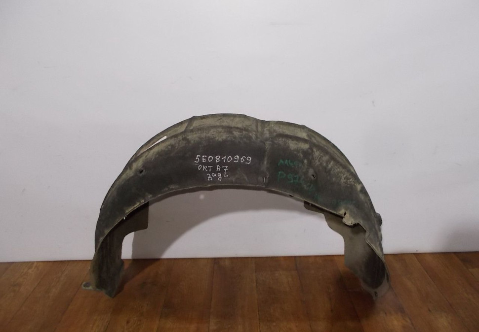 Подкрылок задний левый бу Skoda Octavia A7 OEM 5E0810969
