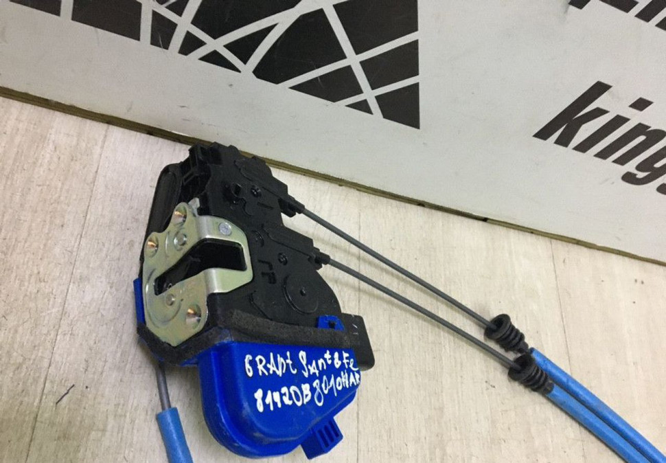 Замок двери задний правый Hyundai Grand Santa Fe 3 oem 81420B8010