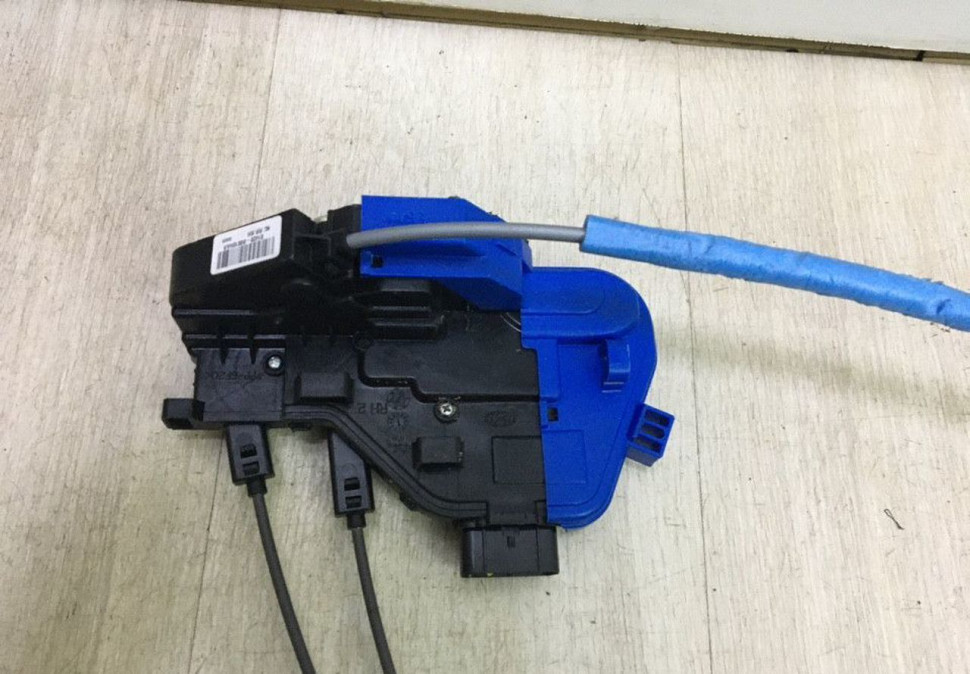 Замок двери задний правый Hyundai Grand Santa Fe 3 oem 81420B8010