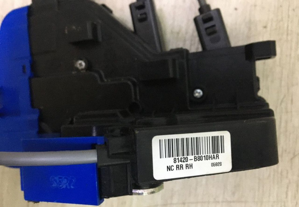 Замок двери задний правый Hyundai Grand Santa Fe 3 oem 81420B8010