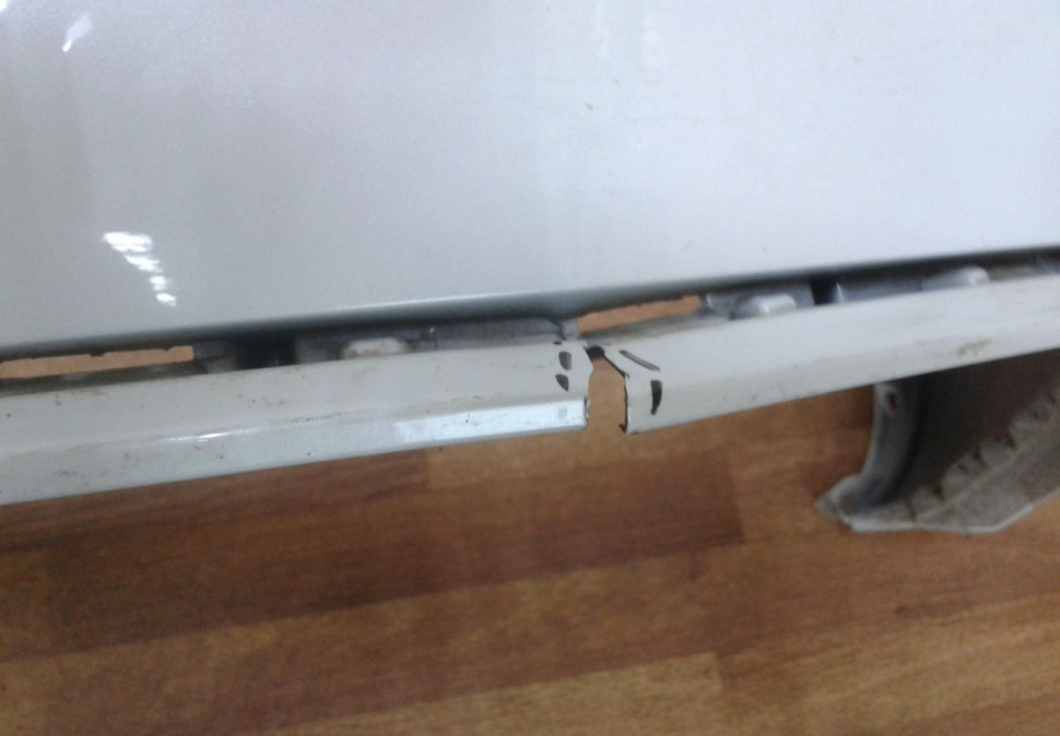 Спойлер заднего бампера Volkswagen Touareg Nf Oem 7p6807521a (трещина)