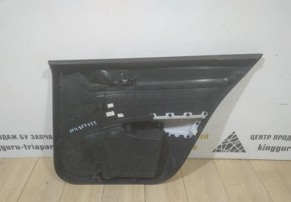 Обивка двери задняя левая бу Skoda Rapid OEM 60U867023 H