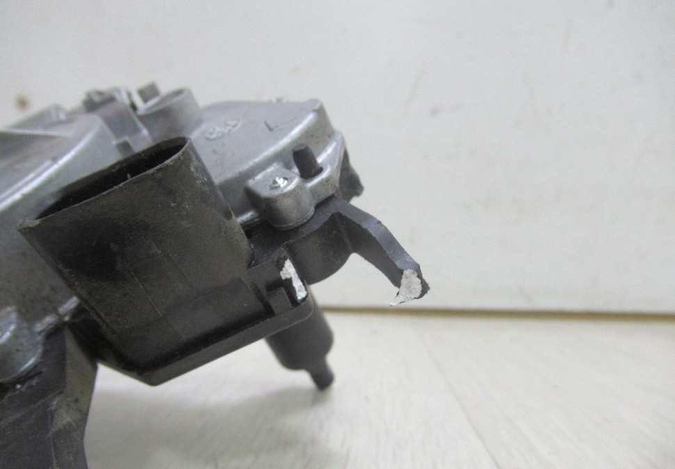 Моторчик стеклоочистителя заднего стекла для Volkswagen Golf 7 oem 5g0955711c (слом.2 крепл)
