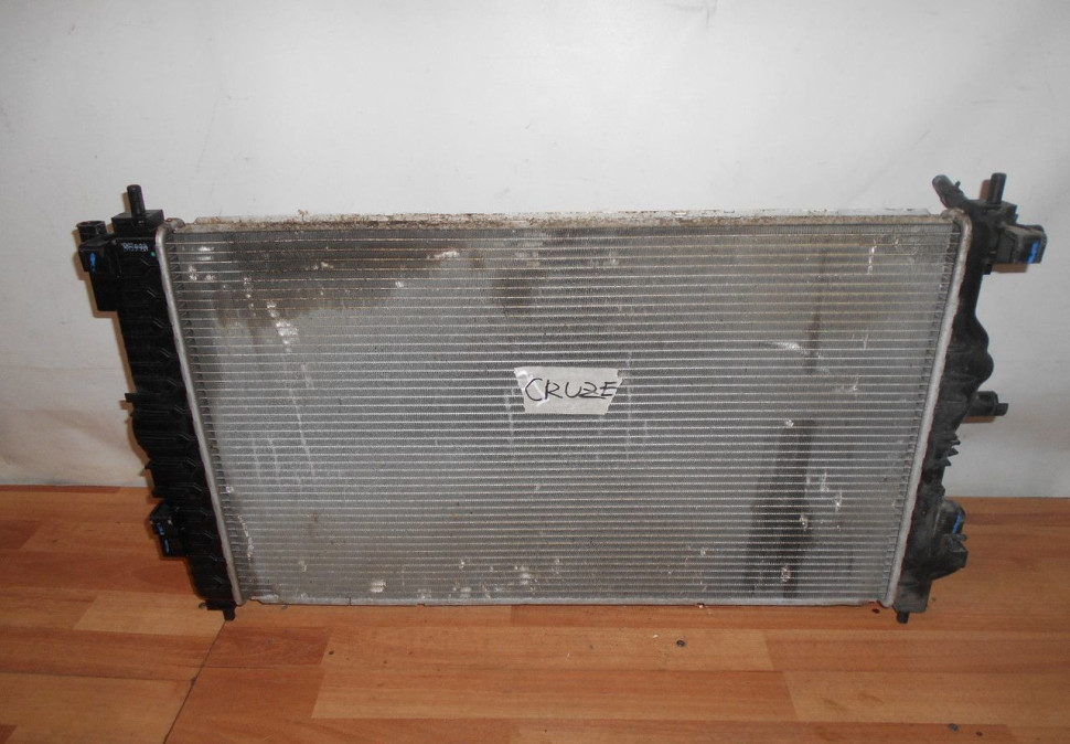 Радиатор охлаждения Chevrolet Cruze