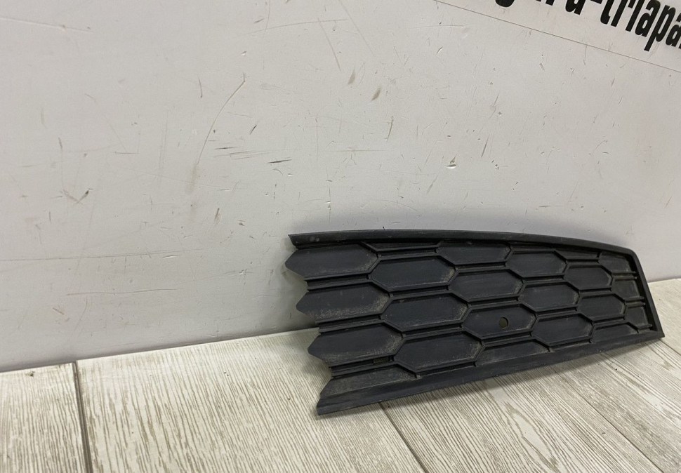 Решетка бампера правая Skoda Rapid 2 OEM 60U807682A