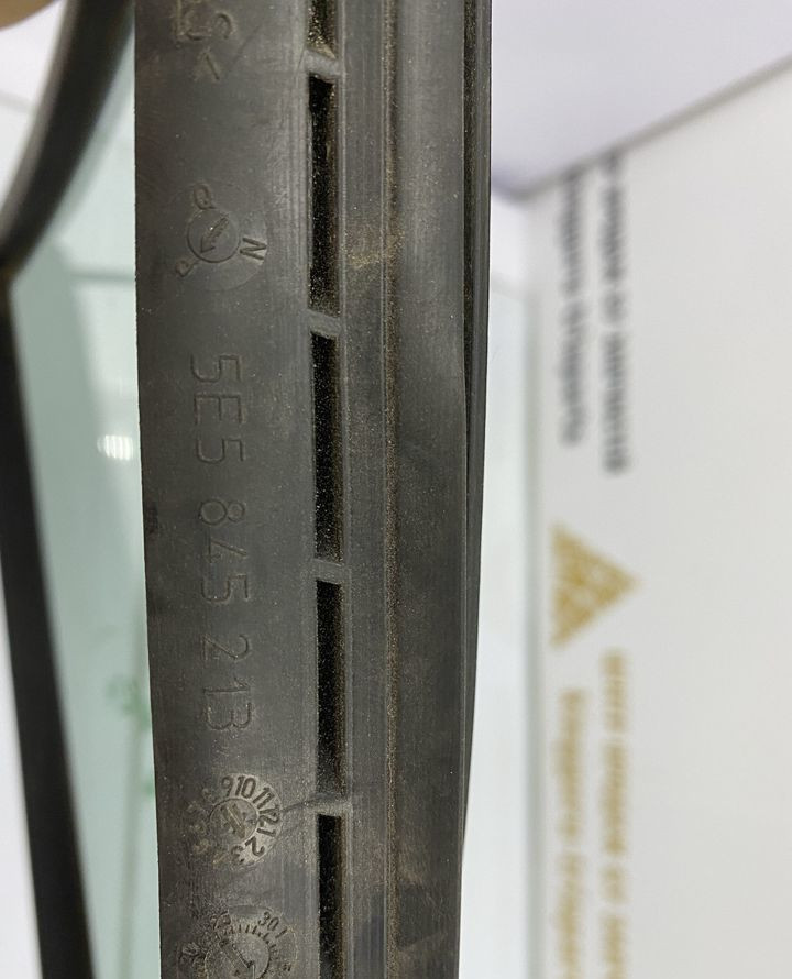 Стекло глухое задней левой двери Skoda Octavia A7 (2017) OEM 5E5845213 Стекло глухое задней левой двери Skoda Octavia A7 (2017) OEM 5E5845213