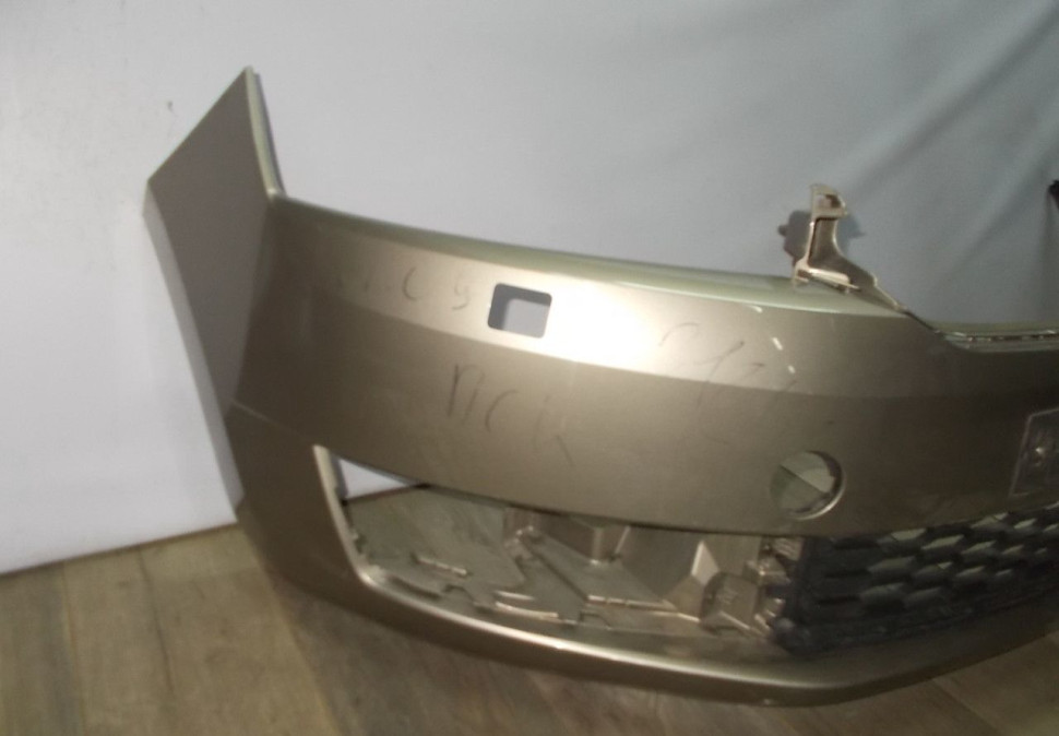 Бампер передний бу Skoda Rapid OEM 60U807221F (В)