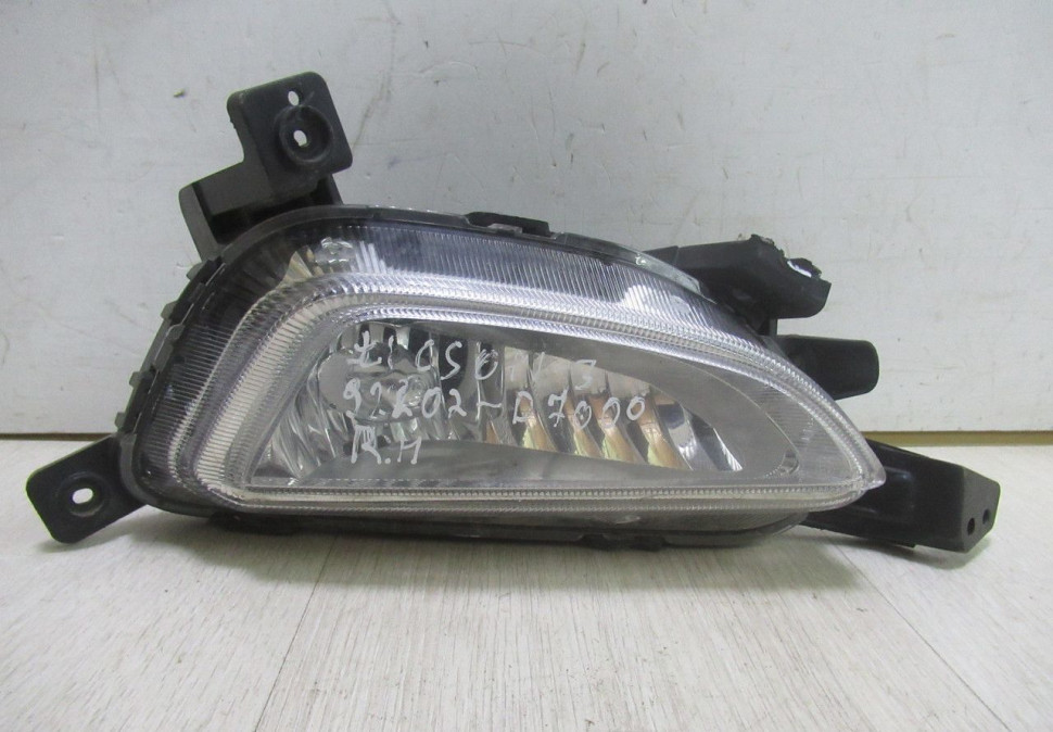 Противотуманная передняя правая Hyundai Tucson 3 oem 92202d7000 (слом. 1 крепл.)(трещ)