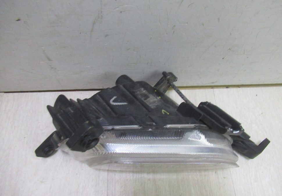 Противотуманная передняя правая Hyundai Tucson 3 oem 92202d7000 (слом. 1 крепл.)(трещ)