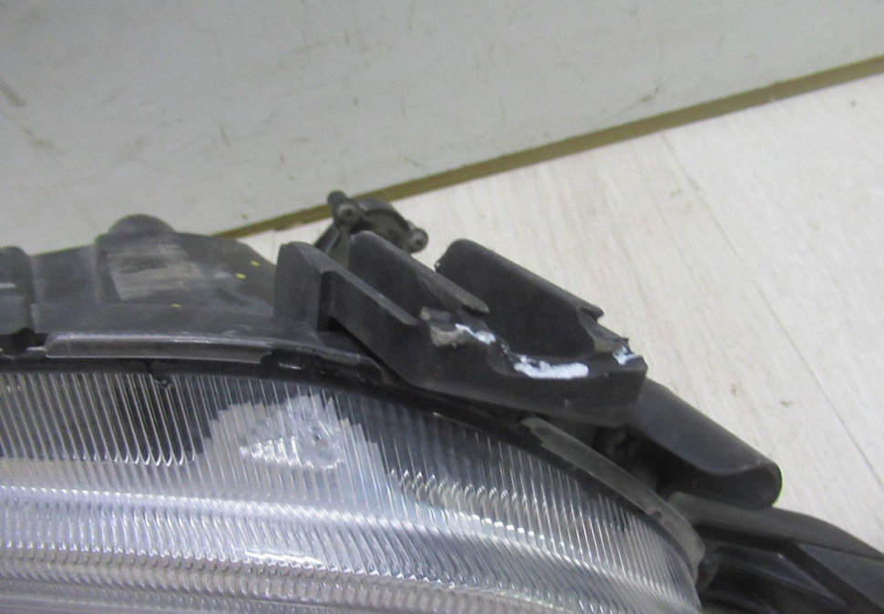 Противотуманная передняя правая Hyundai Tucson 3 oem 92202d7000 (слом. 1 крепл.)(трещ)